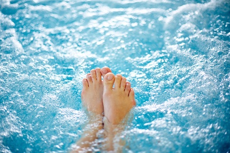 des pieds de femme en plein hydromassage à toulouse