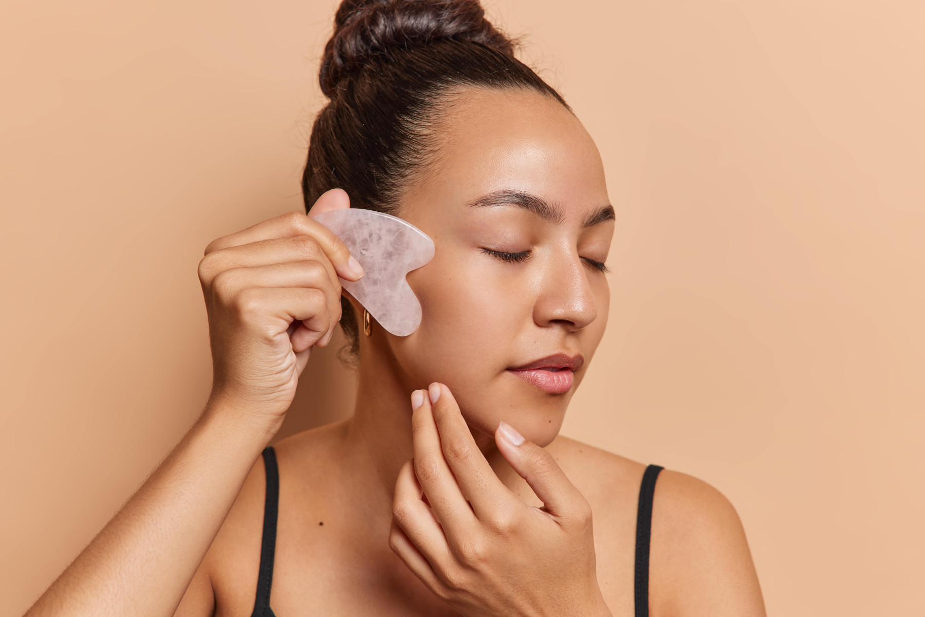Utiliser un Gua Sha : le guide complet étape par étape 💆♀️