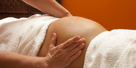 Accouchement : comment soulager votre corps grâce au massage bien-être
